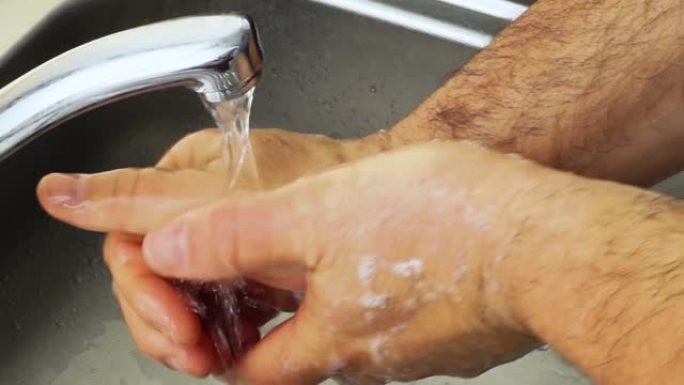男模洗手。男模洗手。