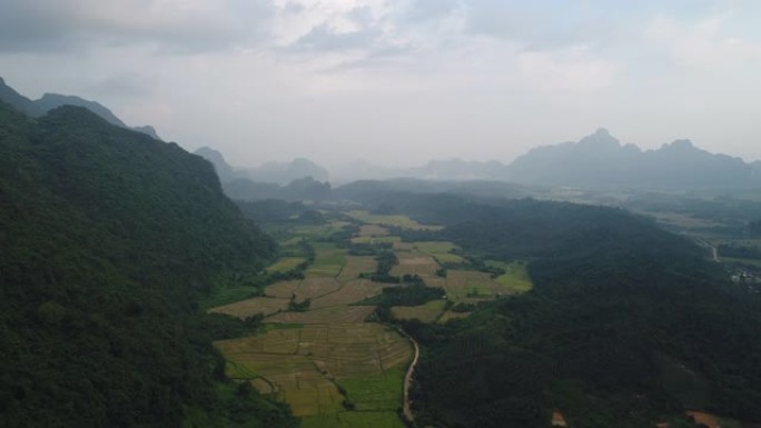 从天空看老挝万旺镇周围的景观