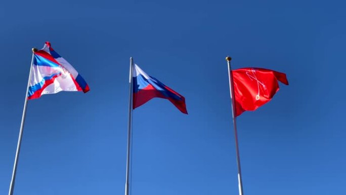 俄罗斯联邦国防部的旗帜，俄罗斯国旗和圣彼得堡的旗帜