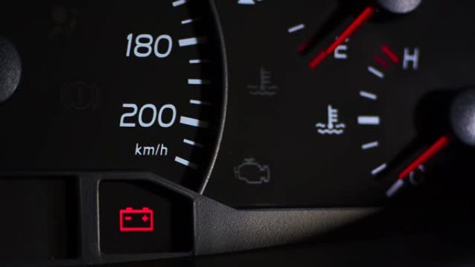 关闭汽车仪表板的镜头，电池警告灯亮起。