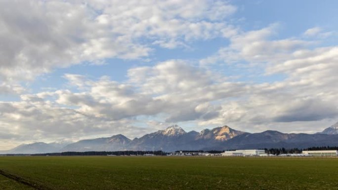 Kamni š ko Savinjske alpe与Brnik机场在前景中的时间流逝