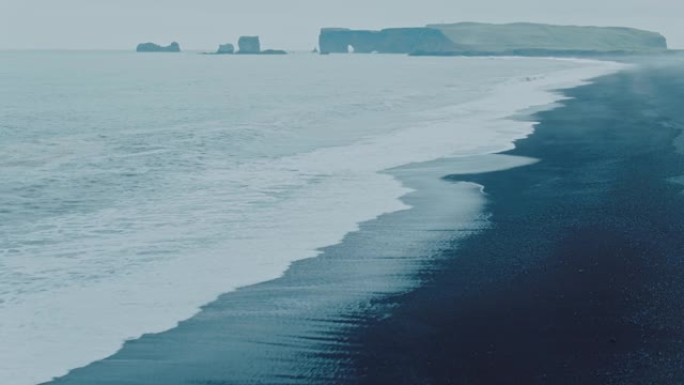 雷尼斯法拉黑沙滩上的海洋冲浪