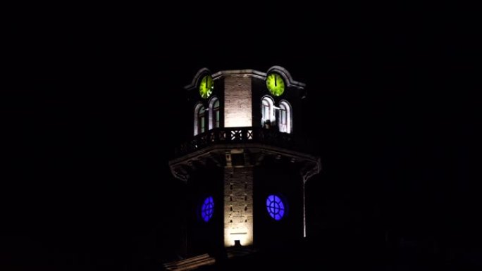 旧城塔钟在除夕午夜倒计时