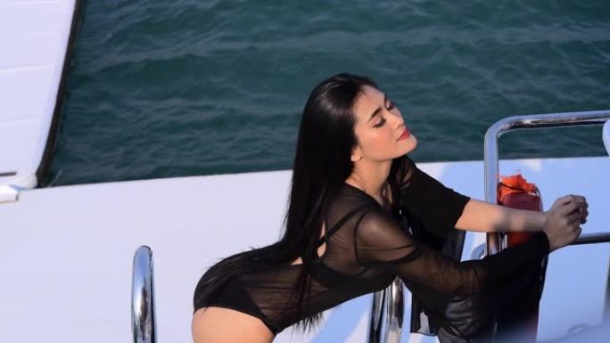 在游艇上享受的亚洲女士。