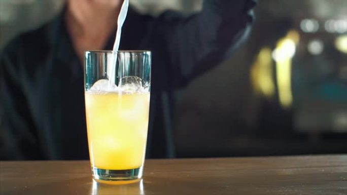 酒保正在制作酒精鸡尾酒，特写