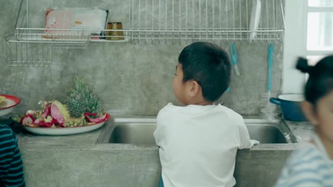 泰国男孩在水槽处清洁手
