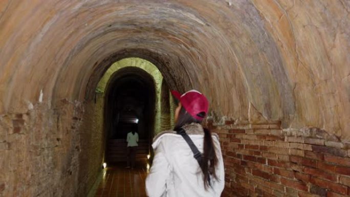 女人从佛教寺庙的隧道里看风景