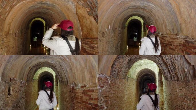 女人从佛教寺庙的隧道里看风景