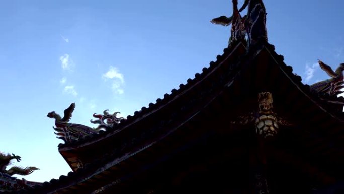 龙像的剪影。庙宇的屋顶。亚洲的龙石雕和古典建筑。