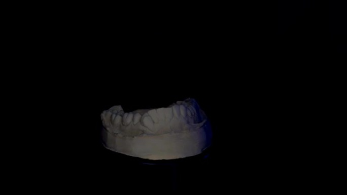 假牙修复。Denturist正在使用高科技数字扫描设备为雕刻的塑料义齿制作3D模型。3d牙齿扫描