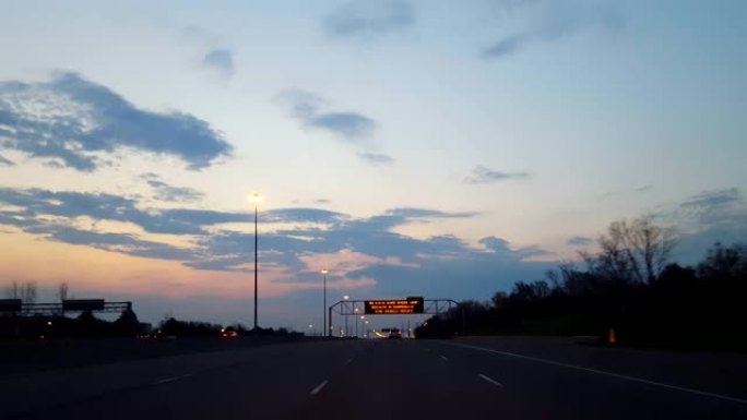 * 反向运动 * 驾驶晨间高速公路，光线照在地平线上。司机的观点POV州际公路清晨向后快速行驶。高速