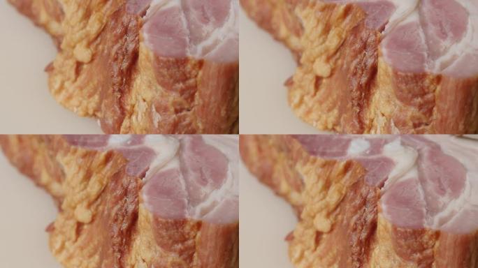美味烟熏猪肉产品特写慢速倾斜4K 2160p 30fps超高清镜头-腌制培根不健康食品视频
