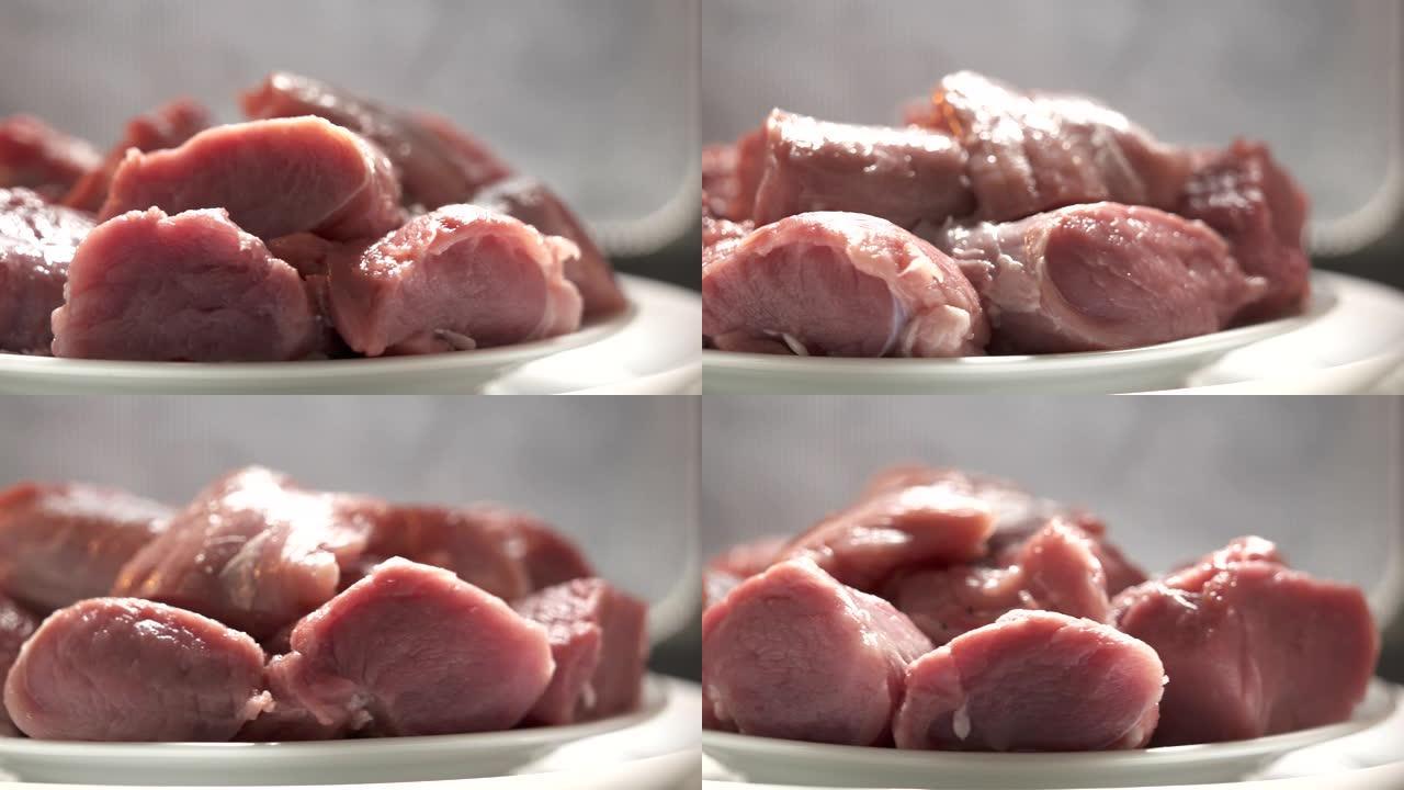 在微波特写旋转的盘子上切成薄片的生猪肉里脊肉。