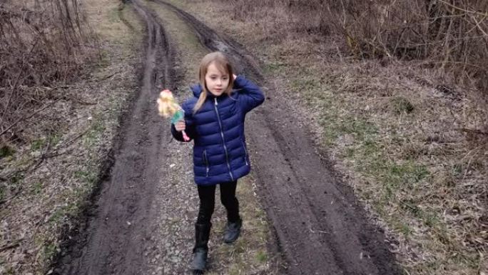 小女孩在土路上奔跑