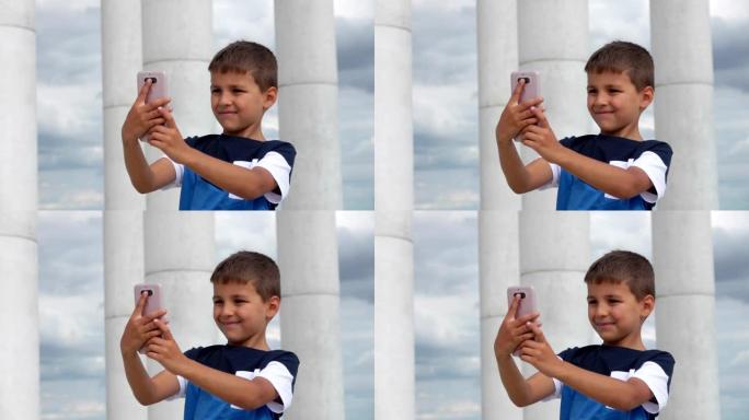 男孩在手机上对着天空和柱廊自拍