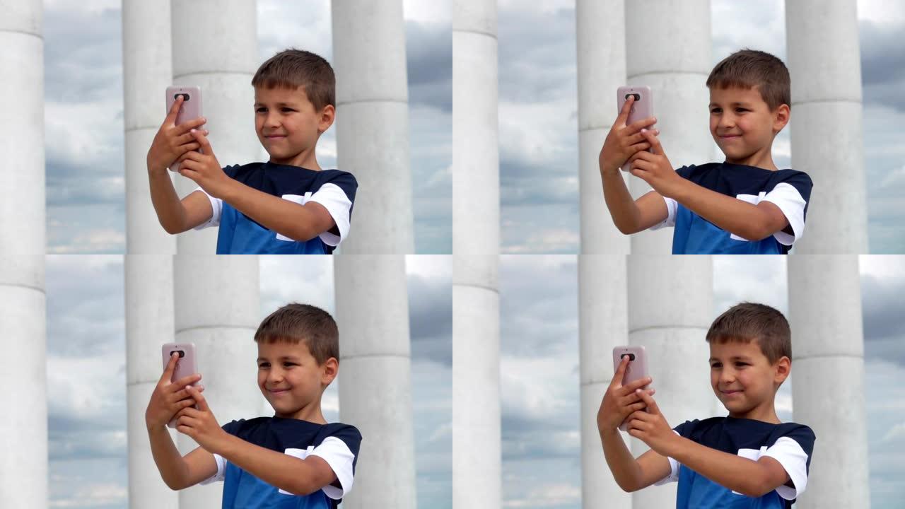 男孩在手机上对着天空和柱廊自拍