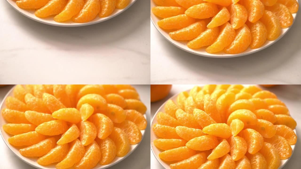 盘子上的新鲜橘子-健康概念