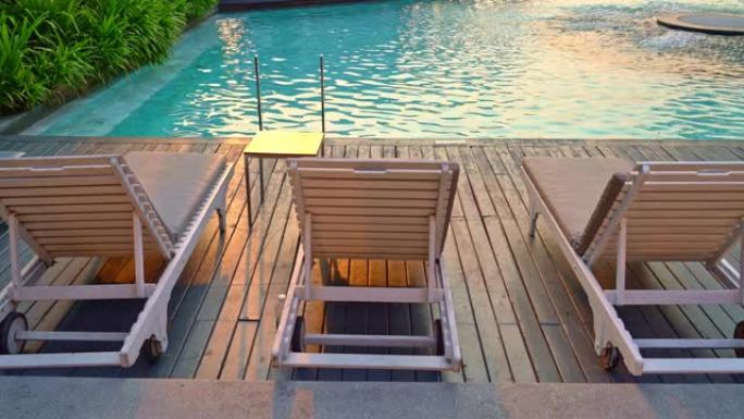 酒店游泳池周围的椅子游泳池