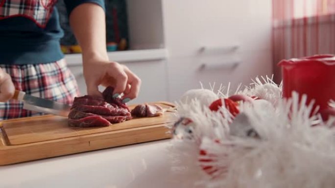 女人做饭手切牛肉或木板。女主厨主妇切片红肉