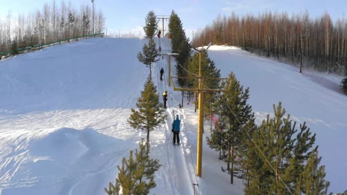山坡上的升降椅，冬日山腰上的滑雪缆车。