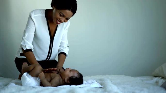 4k非洲母亲在哭泣时关心非洲新生男婴