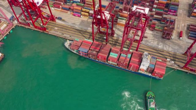 4k延时或超延时: 鸟瞰图拖船从码头商业港口的装卸码头拖出集装箱货船，用于商业物流，进出口，运输或运