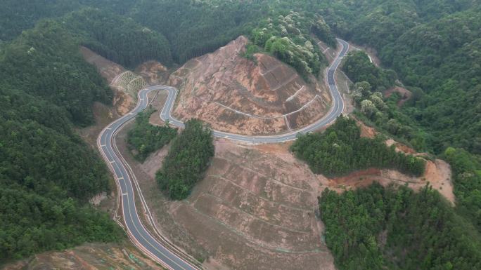 乡村盘山道路蜿蜒曲折