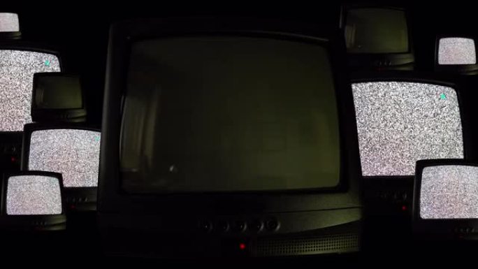 绿色屏幕上带有噪音静电的倍增复古电视的奇妙重复模式，另一台电视内的许多电视，闪烁的屏幕和闪烁。移动具