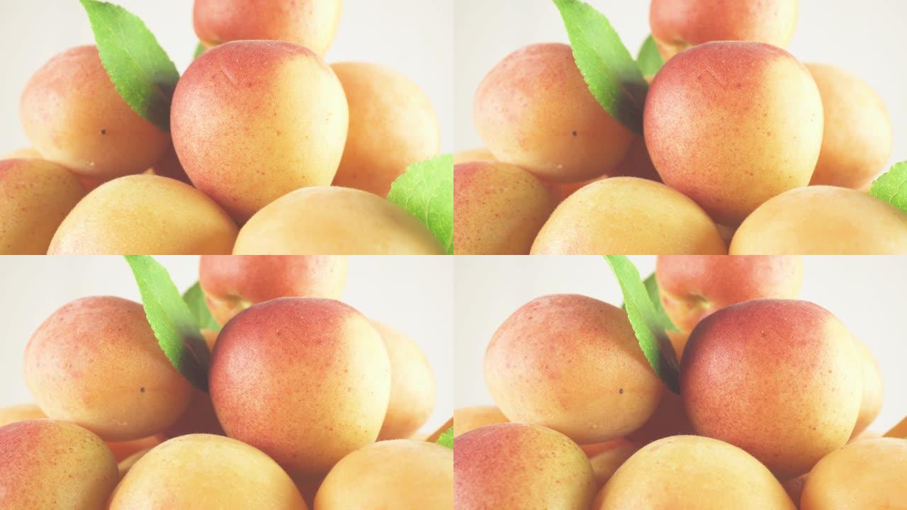 明亮的新鲜桃子。桃子特写镜头在镜头前旋转。浅隔离奶油背景。