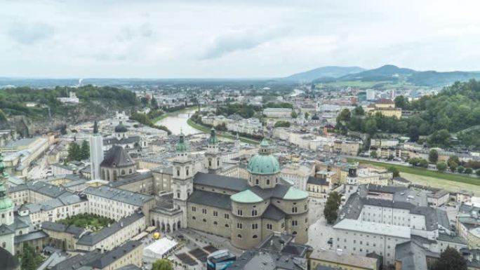 在夏季可以看到萨尔茨堡的历史名城，但白天正在下雨