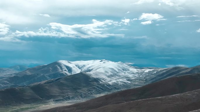 西藏旅游高山雪域车辆行驶