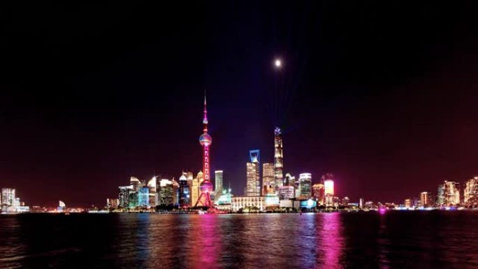 美丽的上海城市景观，夜晚有天空背景，4k镜头，延时视频。