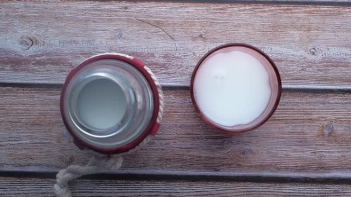 桌子上的一杯牛奶和奶瓶的俯视图