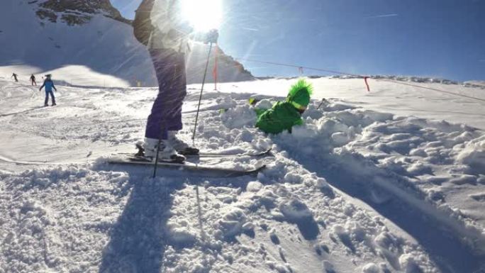 小男孩在滑雪时摔倒