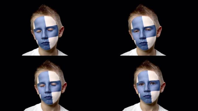 芬兰足球队的伤心球迷。脸上涂着民族色彩的孩子。