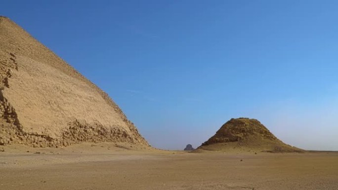 本特金字塔 (Bent Pyramid) 是一座古埃及金字塔，位于开罗以南约40公里的达舒尔皇家墓地