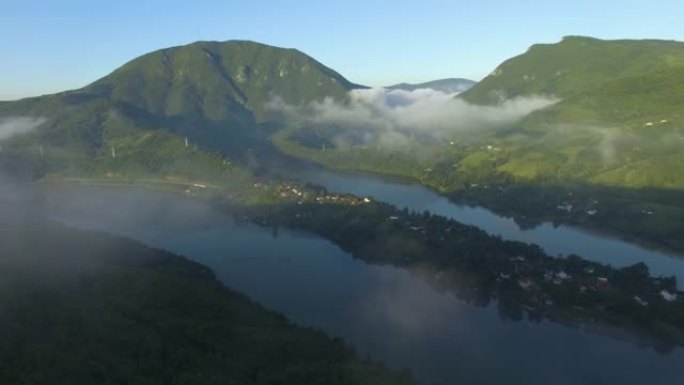 空中拍摄一座被神秘包围的山。无人机的观点，在雾中的塞尔维亚山。