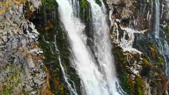 爱达荷州哈格曼山谷一个巨大瀑布的侧视图