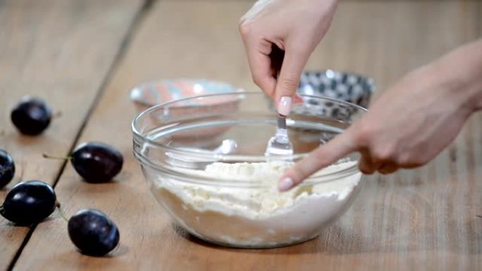 将黄油切成面粉制成糕点面团。