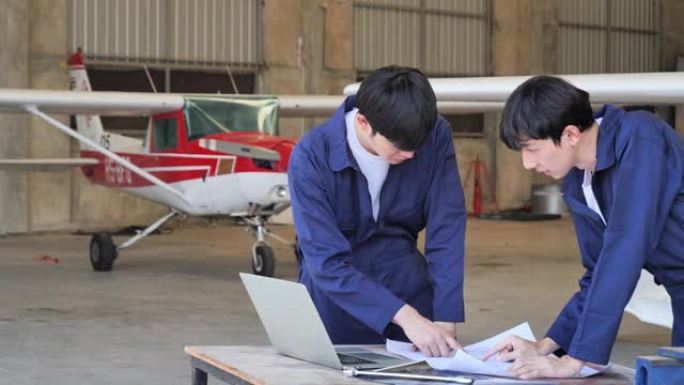 技术人员在飞机收集器内计划并执行飞机维修。