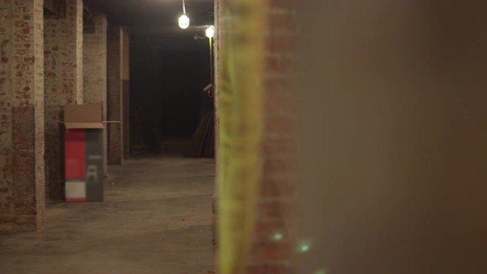 废弃建筑的内部地下室走廊，配有红砖柱子和警戒带