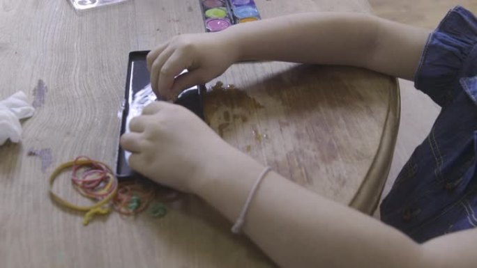 小女孩画指甲玩具手工