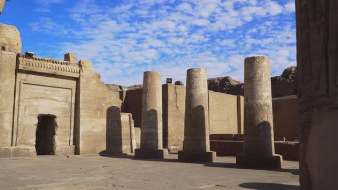 科姆·孔博神庙。Kom Ombo是埃及的一个农业城镇，以Kom Ombo神庙而闻名。它最初是一个埃及