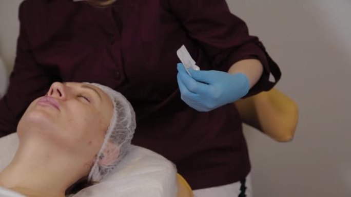 专业美容师妇女在微型空转装置上取出喷嘴