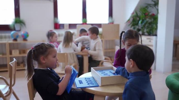 学龄前学生在幼儿教室享受休闲游戏