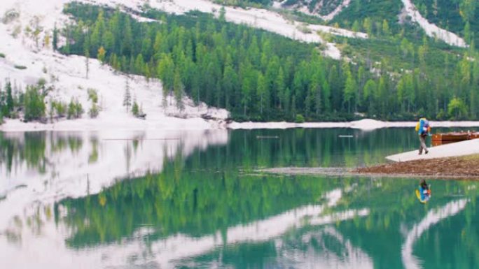 特伦蒂诺美丽的阿尔卑斯山拉戈迪布雷斯湖 (Pragser wildsee) 的年轻旅游徒步旅行者。举