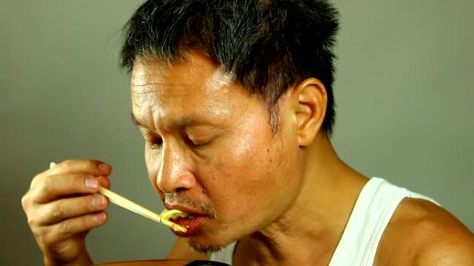 男人吃黄色面条男人吃黄色面条方便面泡面