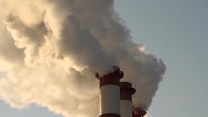 蓝天背景上的环境污染概念、管道和烟雾