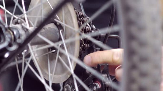无法识别的人在自行车上修理自行车齿轮