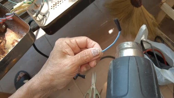 技术员在破碎的蒸汽熨斗上工作的镜头